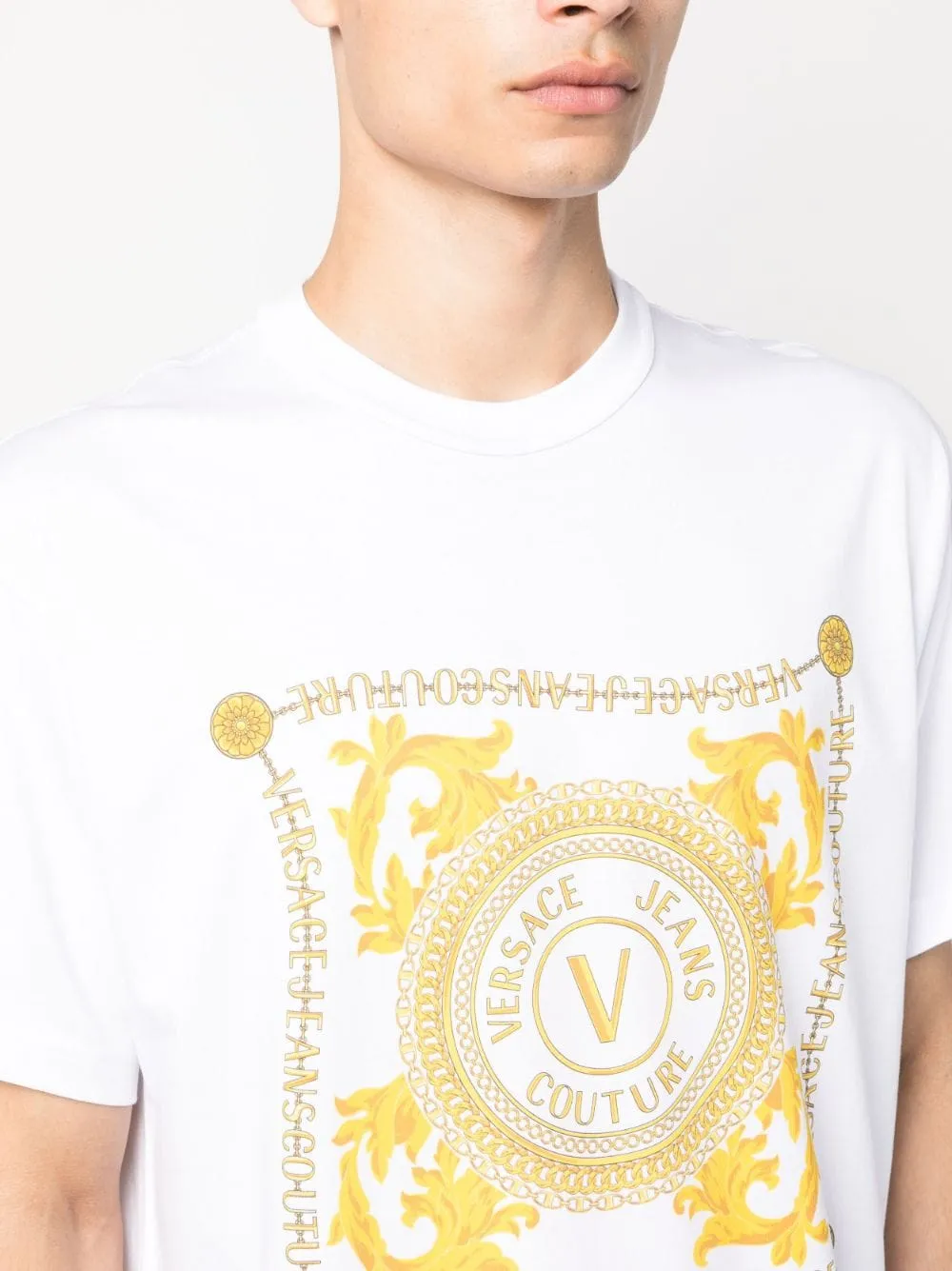 t-shirt bianca logo foulard